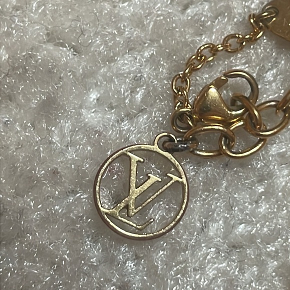 Louis Vuitton Essential V Bracelet - Picture 9 of 12